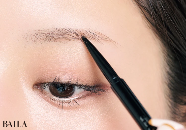 《3》眉のすき間を極細ペンシルで埋める