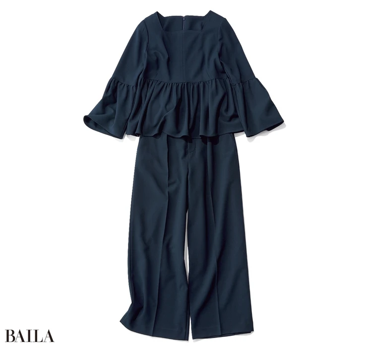 ブラウス￥19800・パンツ￥22000／ルーニィ