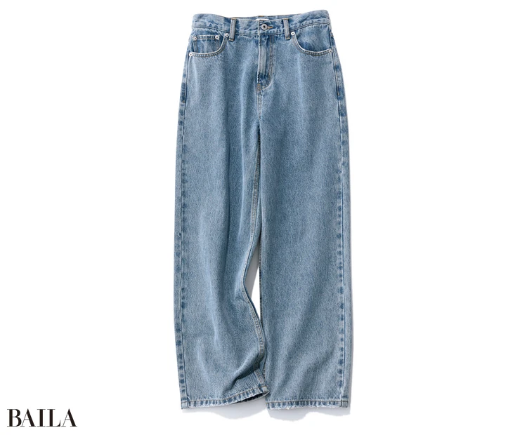 定番のデニムはルーズに転ばない、すっきりめのストレート。