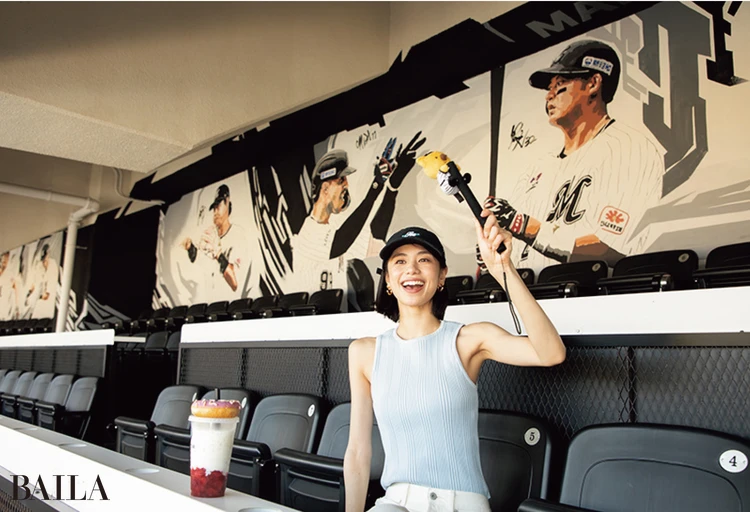 1塁側内野席の「プレイヤーズ・シート」。壁面の選手ペイントには直筆サインも！