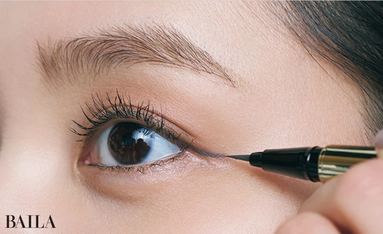 アイシャドウを重ねたことで目もとに奥行きが出ているので、アイライナーは目尻だけに。きちんと感と優しさを両立したやわらかいグレーのリキッドで目のフレームに沿って描く。マスカラは黒で繊細に。