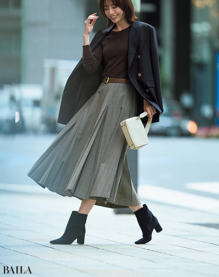 土屋巴瑞季　スカート￥57200／フィルム（ソブ）　ニット￥13200／カデュネ プレスルーム（カデュネ）　ジャケット￥44000／オンワード樫山（アンクレイヴ）　リング￥77000／ブランイリス トーキョー（ブランイリス）　ベルト￥27500／ノーベルバ（ア ヴァケーション）　バッグ￥42900／エルディスト ショールーム（プンティ）　靴￥89100／ネブローニ