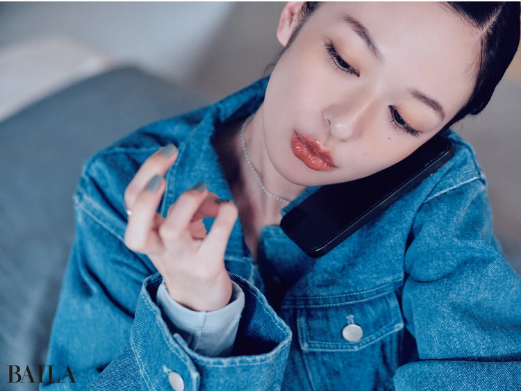 キャラメルオレンジのタンフルリップで電話しててもうっかり可愛い