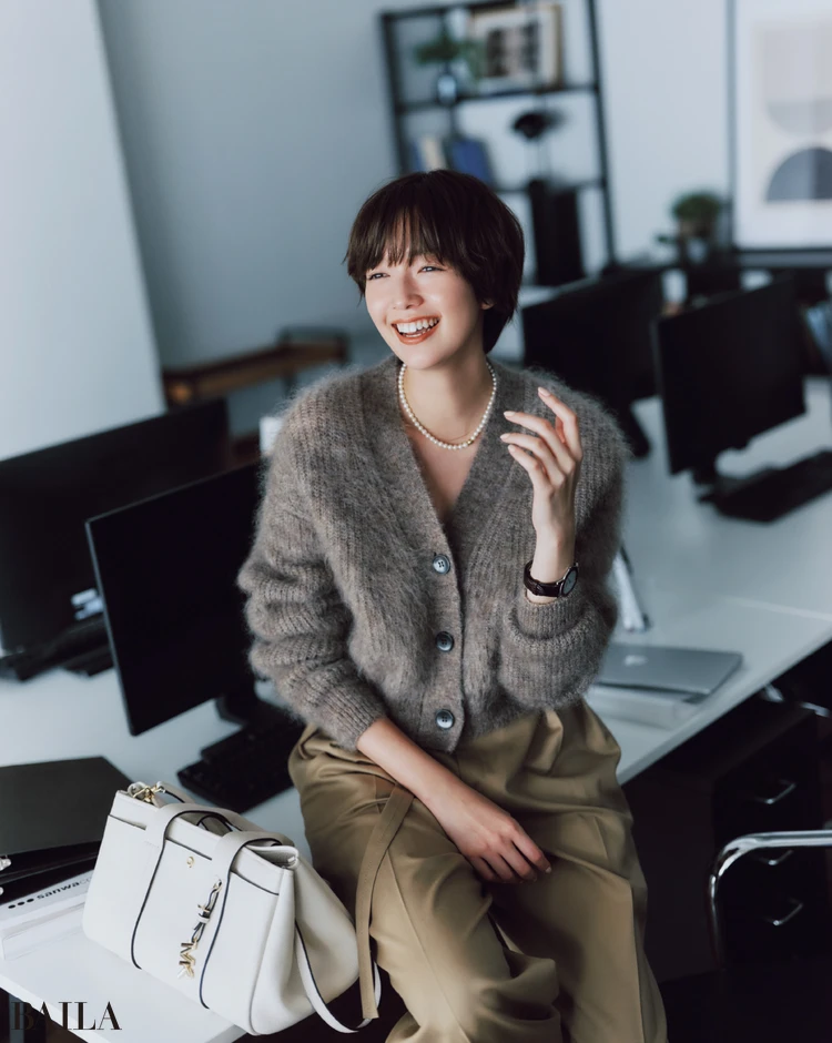 柔和さ際立つモヘアカーデを一枚で、スタイリッシュに