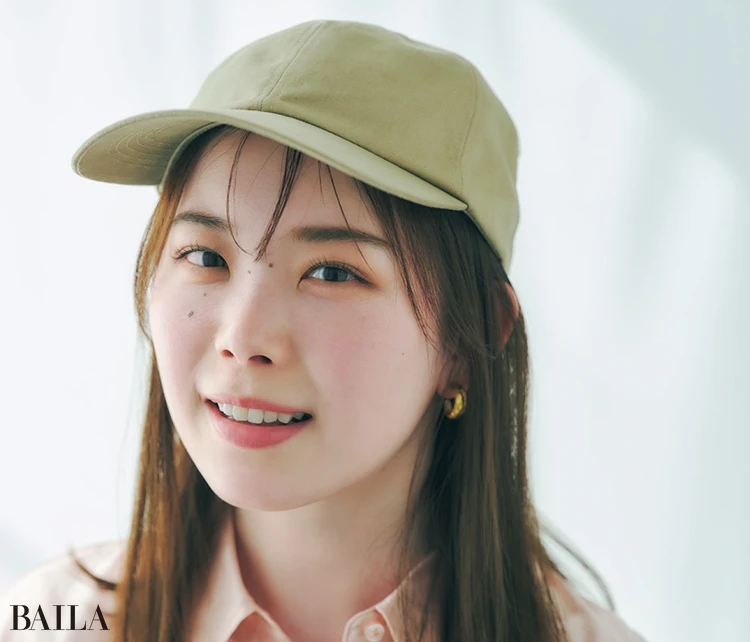 A.前髪をふんわりオールバックにしてキャップをON！