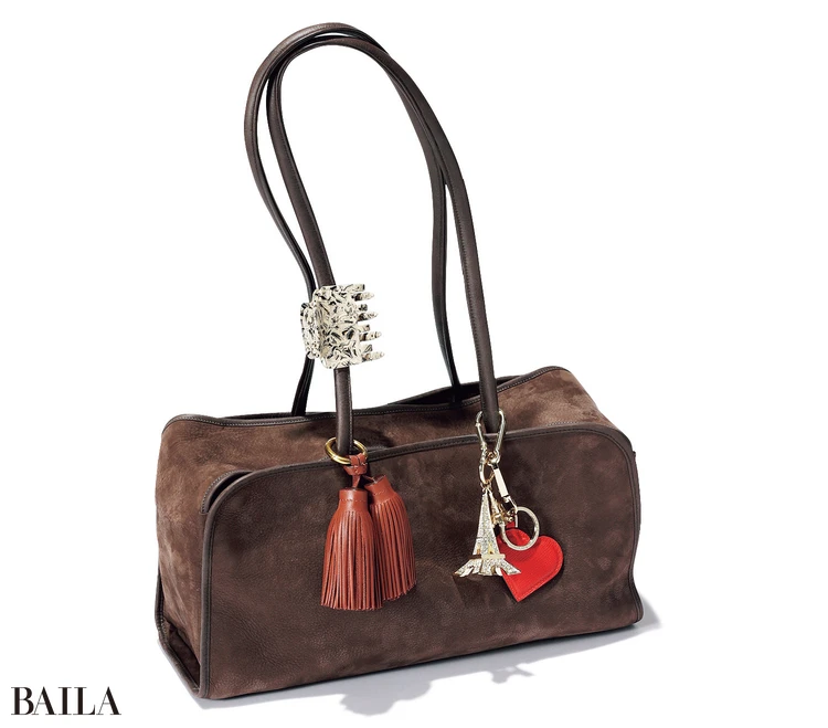 きれいめお仕事バッグには 「上品レザーチャームをベースに」