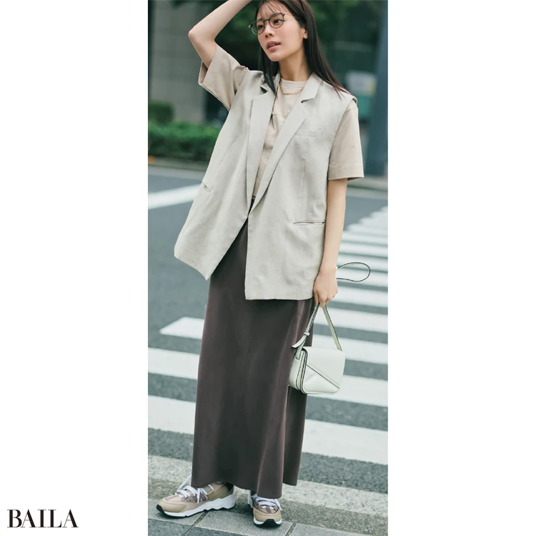 今季のベージュTはトレンド意識の通勤コーデにも【BAILA今日のコーデ】