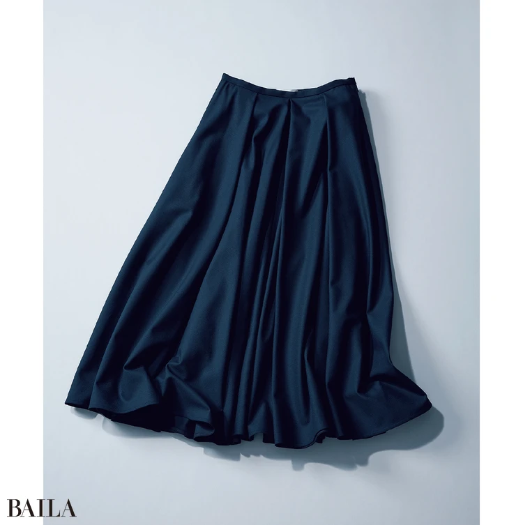 スカート￥165000／マディソンブルー