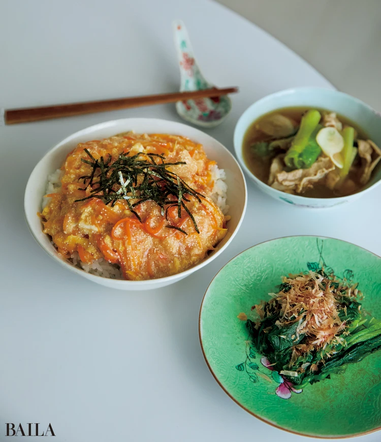 【夜ご飯】にんじんとたらこの卵とじ丼・豚肉と焼きねぎのスープ・ほうれん草のおひたし