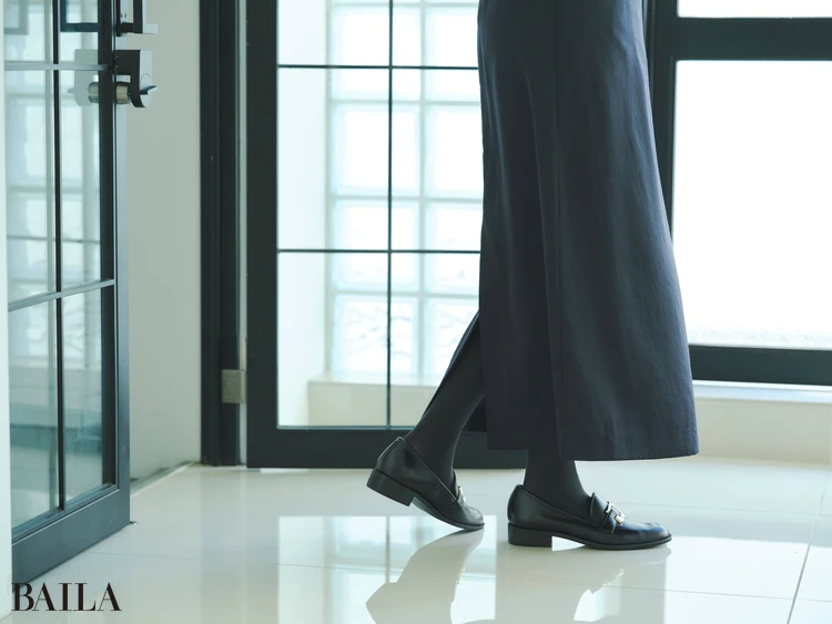 スカートと靴はタイツで色をつないで