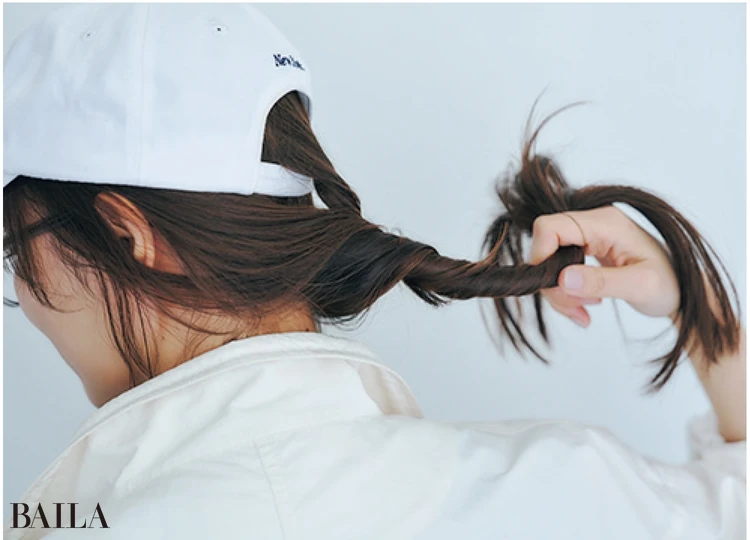 《1》穴から引き出した毛束と下の髪を合わせてねじる