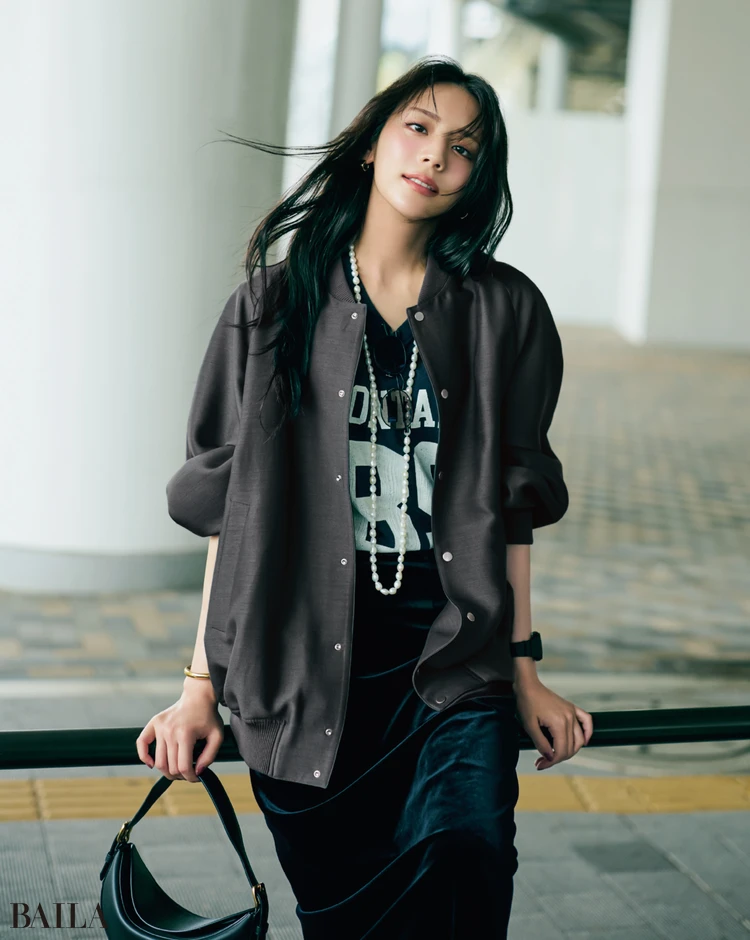 ゆるっと羽織るだけで、かっこいい色気をまとった人に