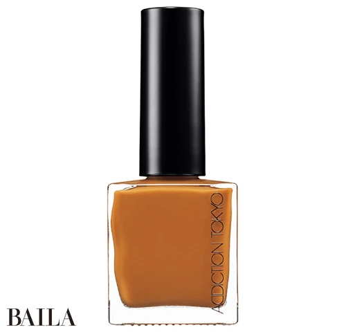 d指先をチャーミングに彩る霞がかったキャ メル。ザ ネイルポリッシュ ＋ 129C ￥2420 ／アディクション ビューティ（1/9限定発売）