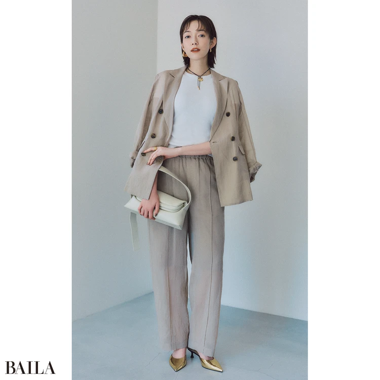 ジャケット肩羽織りでこなれ感を【BAILA今日のコーデ】