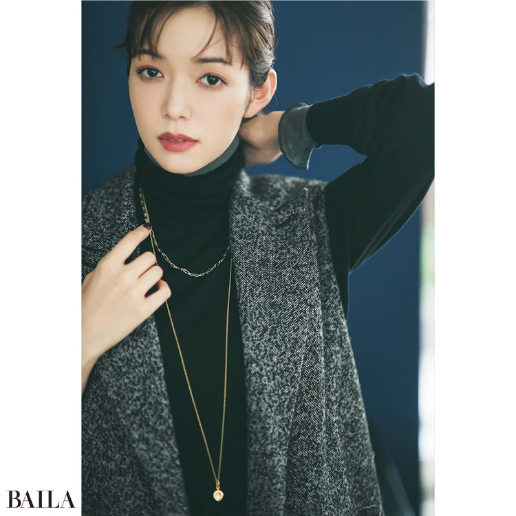 いつものタートル×デニムを 着流しジレでモダンにアップデート