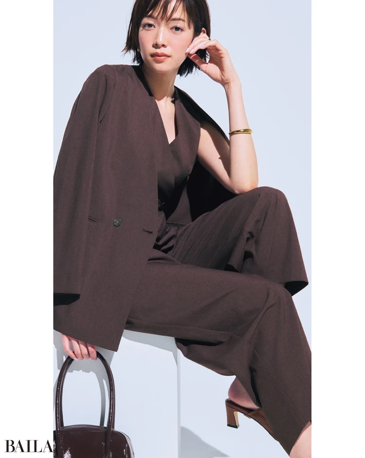 同素材のノーカラージャケットを カーディガン感覚でさらりと