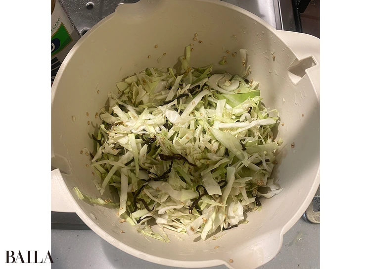 「当時、よく作っていた酢キャベツの作り方。キャベツを千切りにして、塩昆布・胡麻・好みでコーンを入れて、酢を多めに入れるだけ。一日寝かすと美味しくなります」（山田さん） 