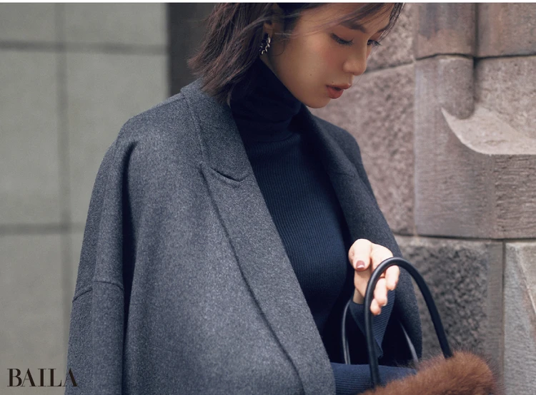 仕事帰りに彼と待ち合わせ。ぴたニット×ふわスカートで遠くからでも「あ、可愛い♥」