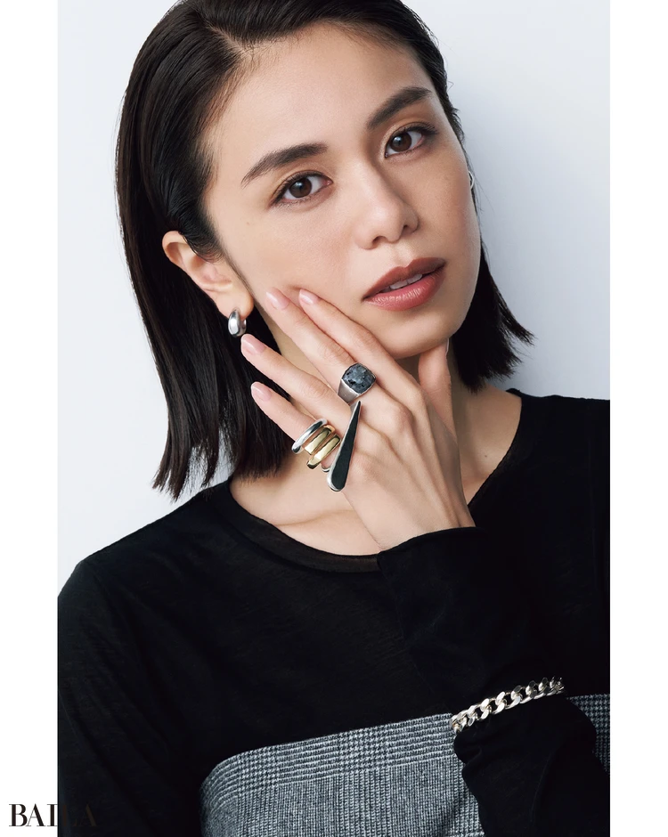  大ぶりの地金リングはひねりの効いたデザインでクールな手もとを演出