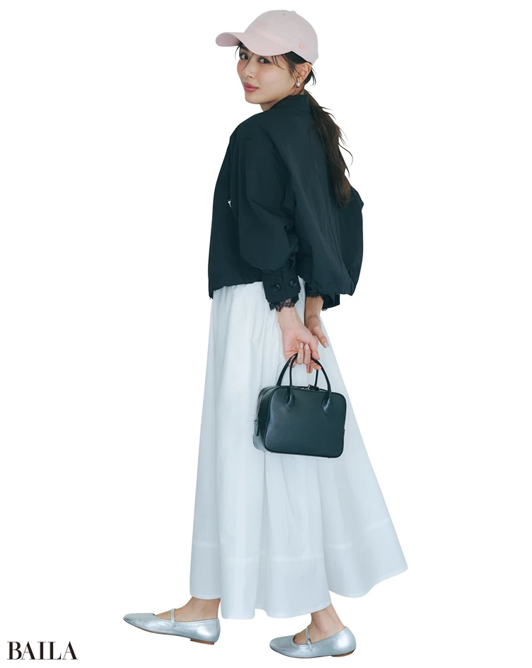 可愛げピンクがブルゾンと白スカートのつなぎ役