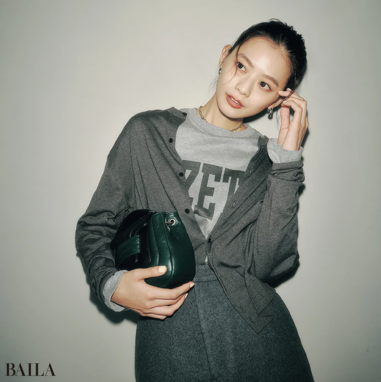 間違いのないグレーワントーンに"なじませロゴ"で個性を