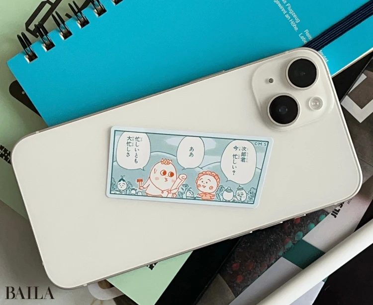 BAILA8・9月合併号の付録『さくらももこステッカー』コジコジと次郎の名場面をスマホに貼った様子