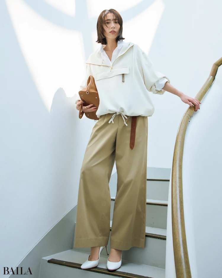 上質なチノをワントーンでまとめれば大人仕立てなカジュアルスタイルに着地