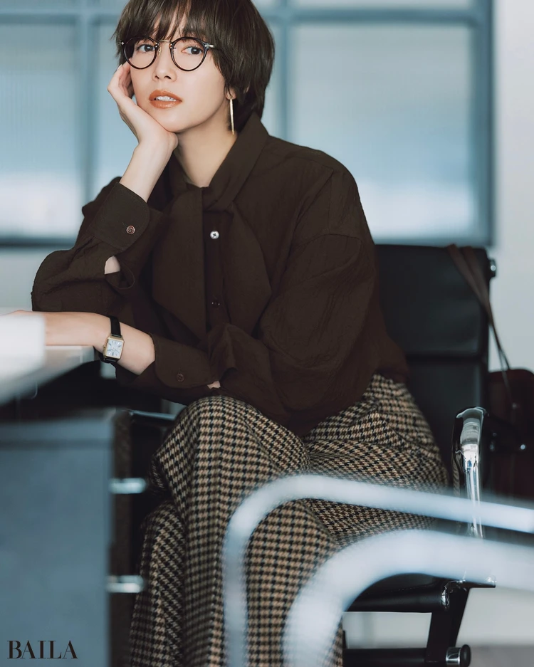 佐藤栞里　ブラウスコーデ