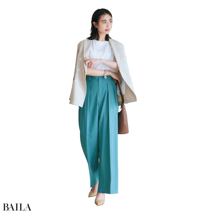 ゆとりのあるツータックパンツで明るい色もスマートな印象に【BAILA今日のコーデ】