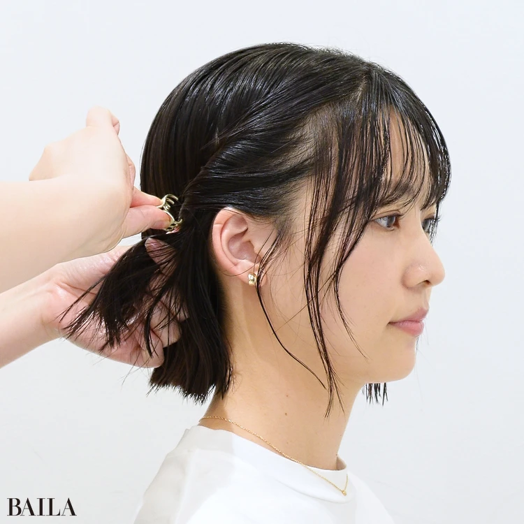 大城琴里さん 耳の後ろくらいの高さで、ミニクリップを留めます。