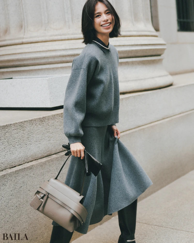 仕事終わりの女子会は、いちばん気合が入るハイライト。絶対にセンスがいいって思われたいから、褒められ待ちのセットアップで。楽しい予定を思うと、足取りも軽くなる！