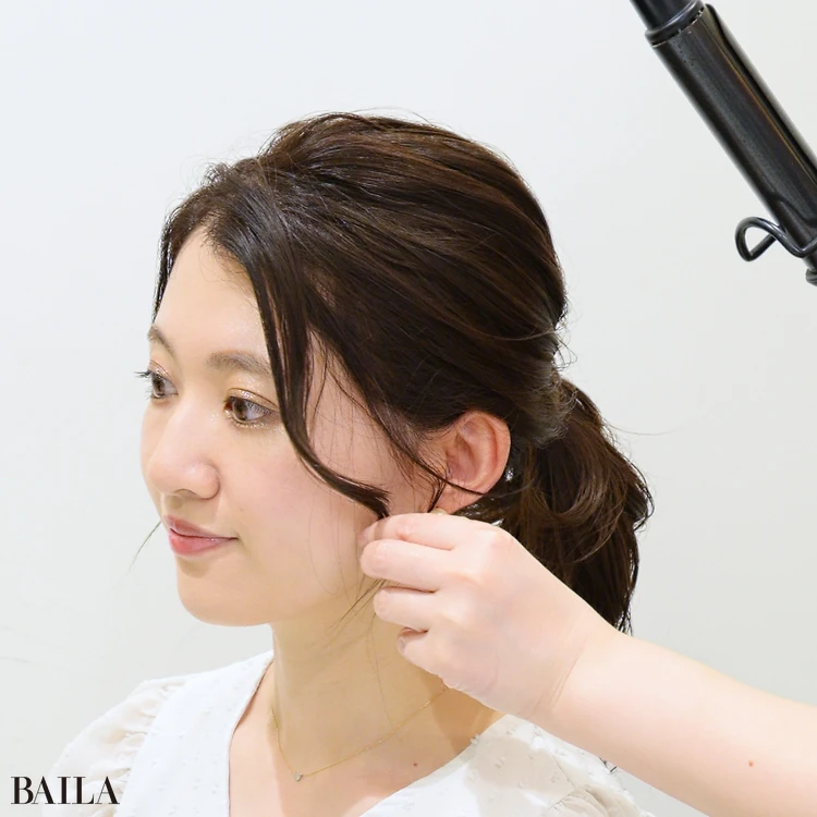 大野みおさん 顔回りの髪はアイロンで外巻きにカールさせます。