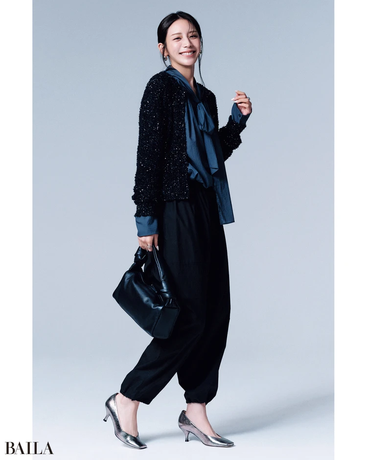 ざっくり編まれたゆるカーデに たっぷりのスパンコールで特別感を