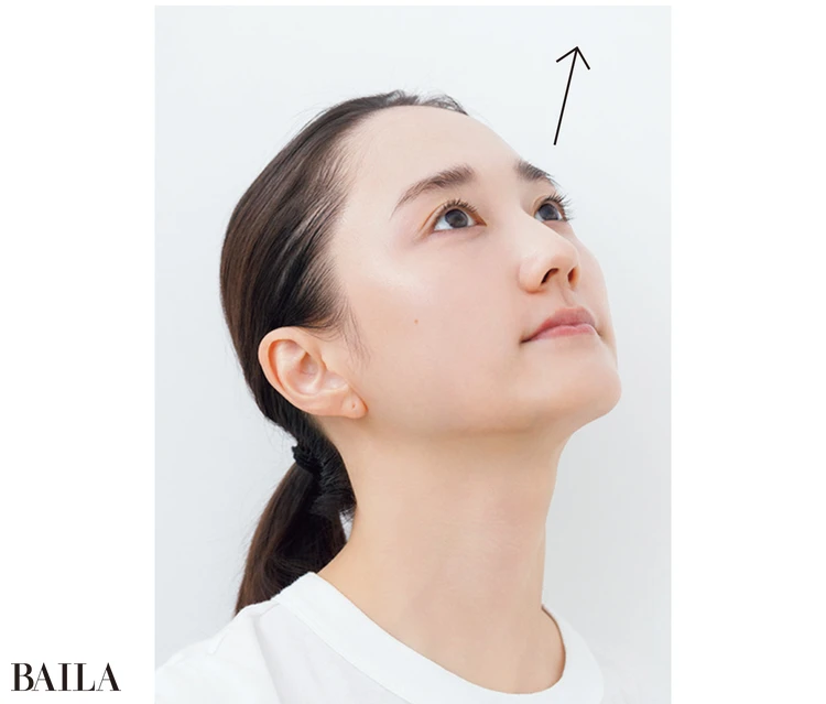 《2》舌で上あごを押し上げながら、ゆっくり上を向く。×10回。