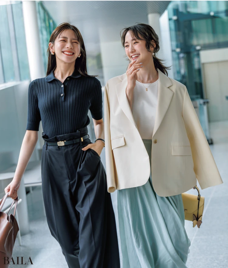 《Day1》先輩・友菜の淡色コーデに、後輩・明日香はネイビートーン。真逆なのに相性のいい二人で、会社近くのお気に入り洋食屋さんへランチに♪