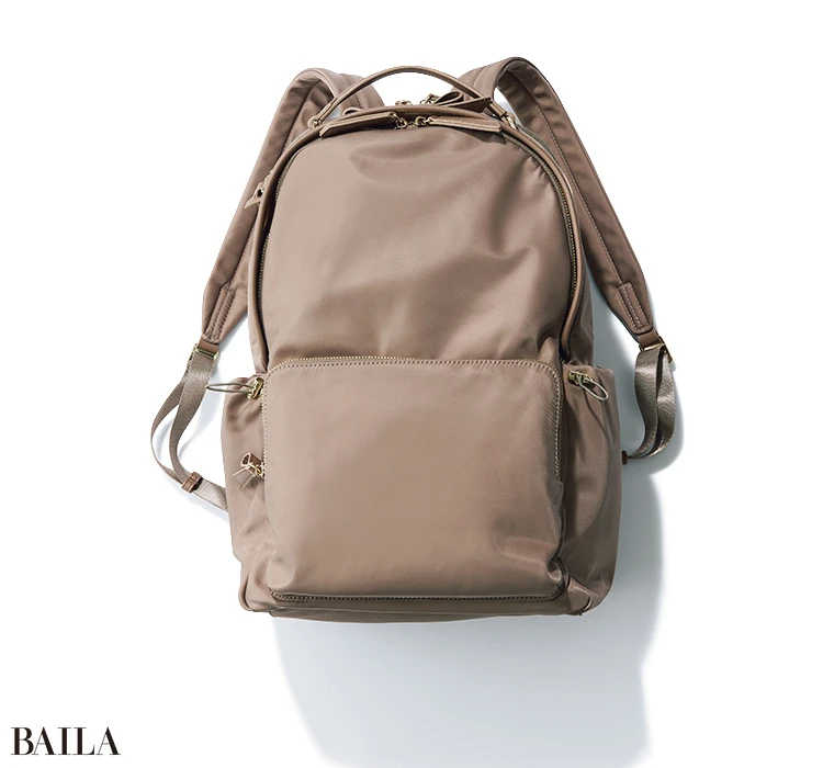 微光沢生地にゴールドの金具が品たっぷり。（45×31×17）￥22000／エース（ジュエルナローズ）