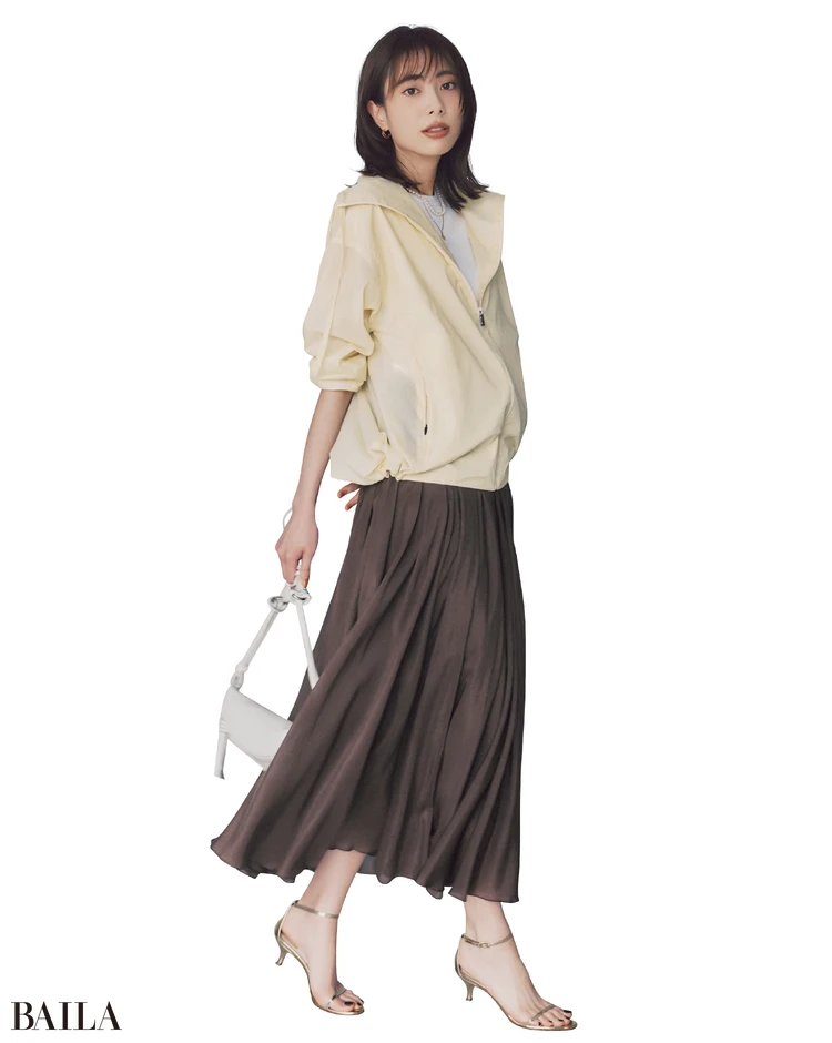 ふんわり揺れるブラウンにたまごイエローの柔和さがマッチ