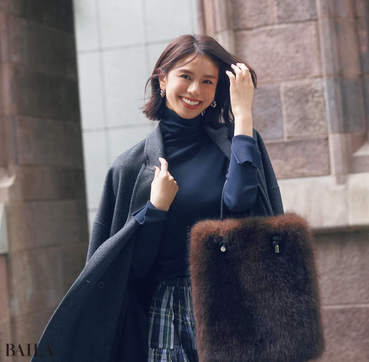 仕事帰りに彼と待ち合わせ。ぴたニット×ふわスカートで遠くからでも「あ、可愛い♥」