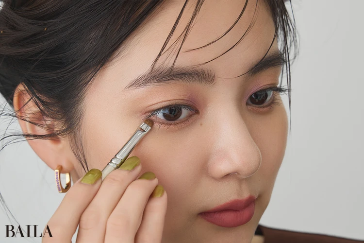 新川優愛　プロセス3　下まぶたのインラインにピンクの甘さをプラス