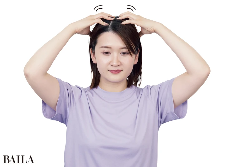 《2》頭のてっぺんの帽状腱膜を指の腹でほぐす。ここが固まっていると、顔の皮膚を支えることができずたるみの原因に。