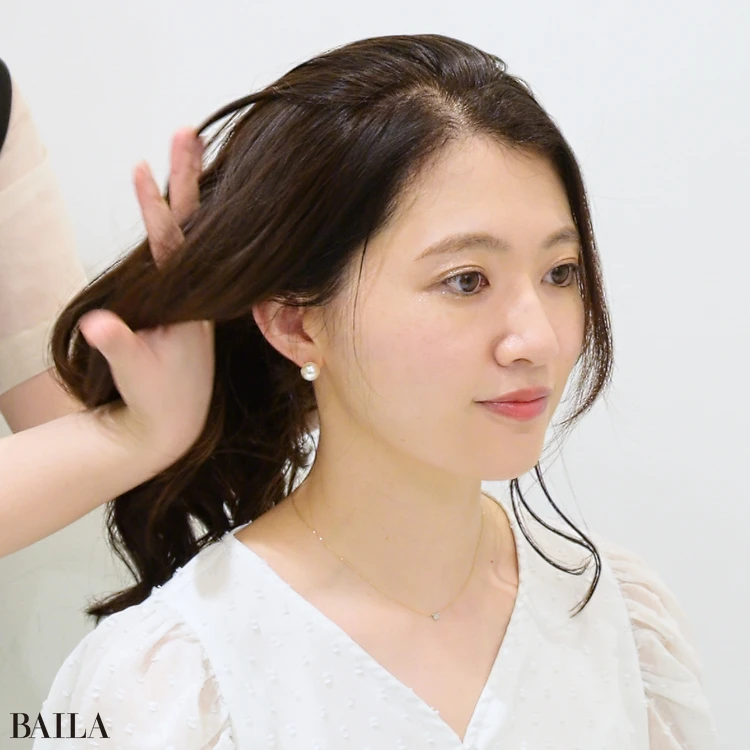 大野みおさん 3. 髪バームを手に取り、髪の真ん中あたりに内側から指を通し、毛先に向かって手ぐしを通すようなつもりで、ざっくり伸ばしていきます。