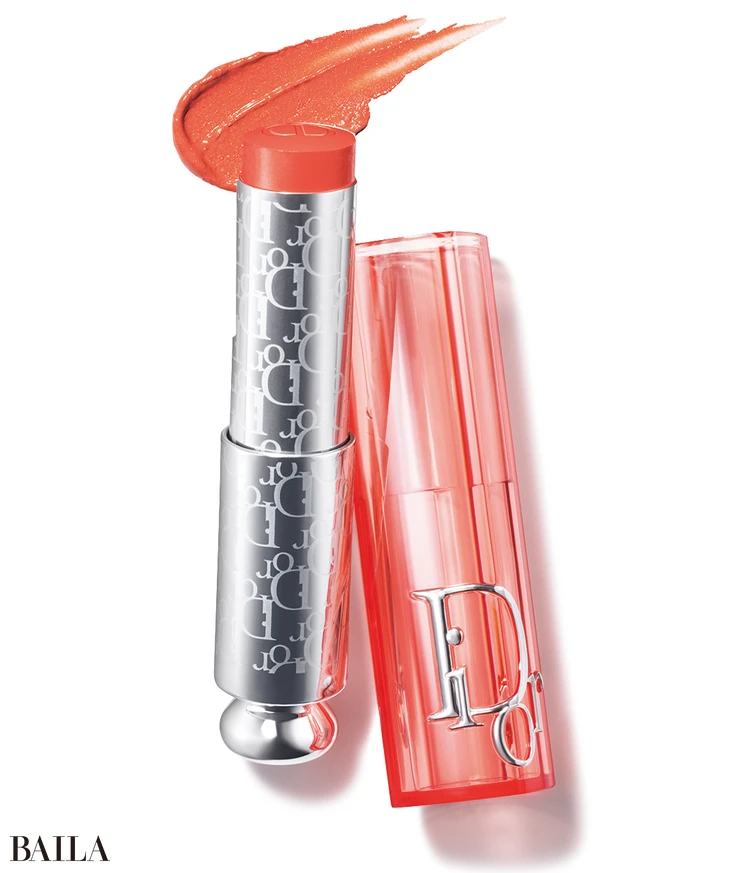 ゴールドパール配合のオレンジチ ークで太陽に照らされた肌に。バッ クステージ ロージー グロウ スティ ック 530 ¥7040/パルファン・クリ スチャン・ディオール(1/1限定発売)