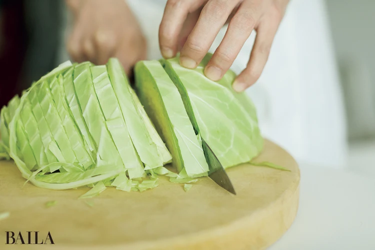 キャベツはすべて1cm弱幅にザクザク切る