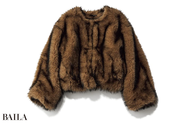 コート（ベルトつき）￥47300／スタイリング/