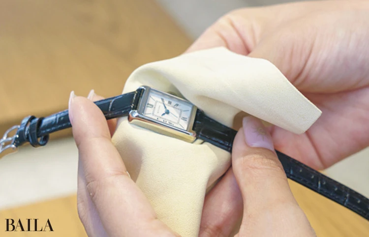 《1》セーム革で盤面を優しく拭く