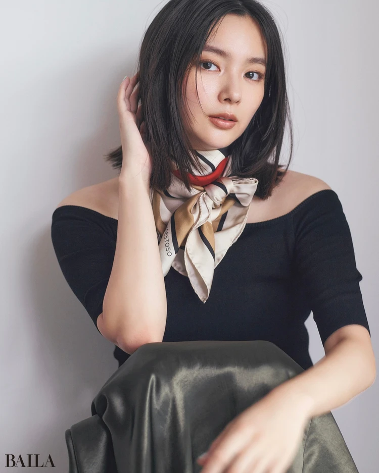 新川優愛 スカーフコーデ