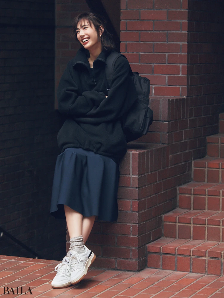 正統派な白レザースニーカーでかなえる大人顔のスポーティフェミニン