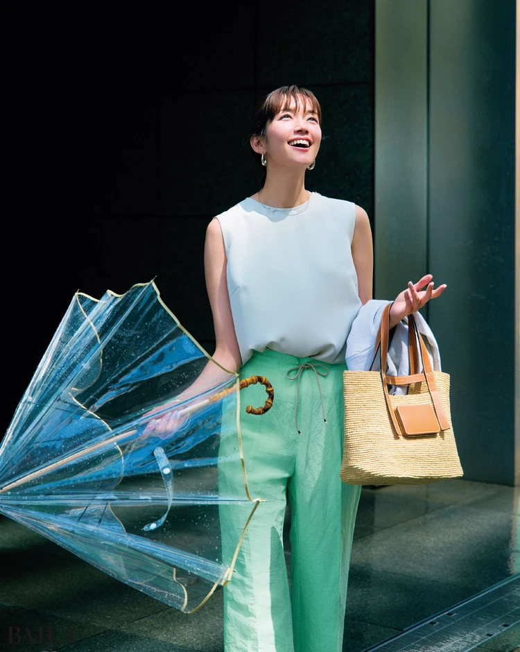 佐藤栞里 撥水トップス アンクレイヴ 通勤コーデ