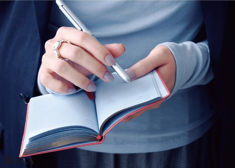 今っぽいアイシーグレージュで品のいい自分らしさ