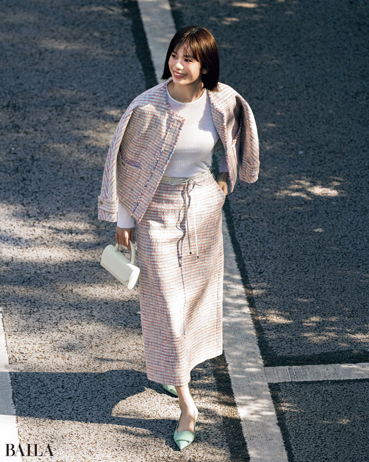 コンサバの鮮度UPにカラーパンプスが効く